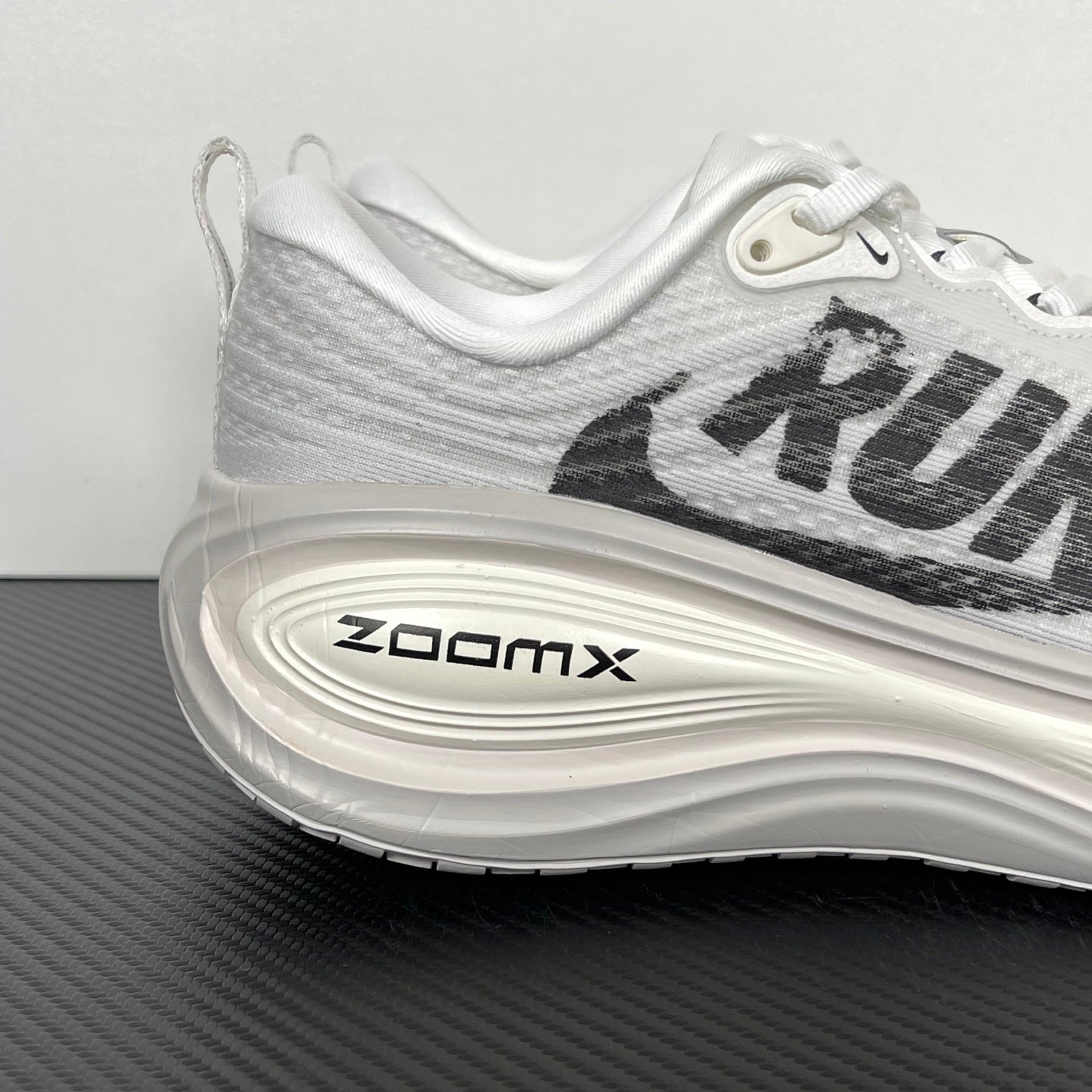 Nike Vomero 18 - White/Black "RUN"