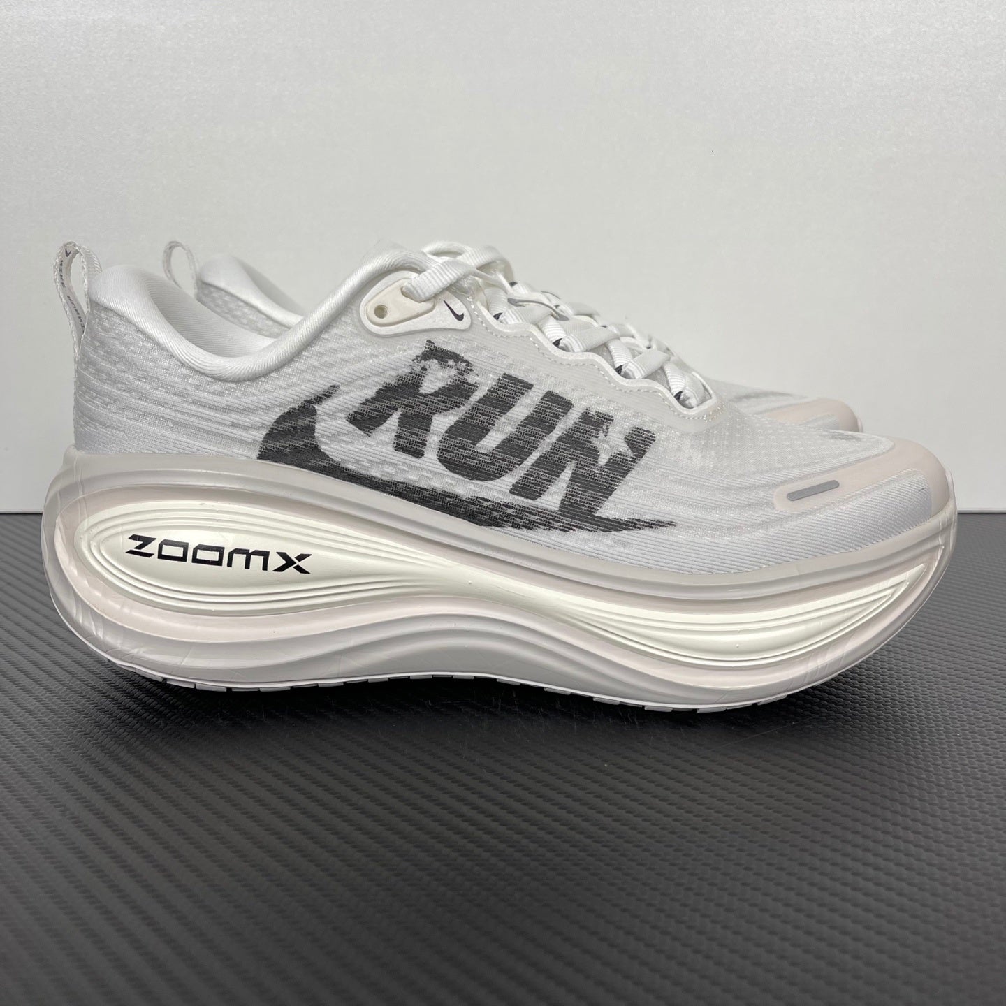 Nike Vomero 18 - White/Black "RUN"