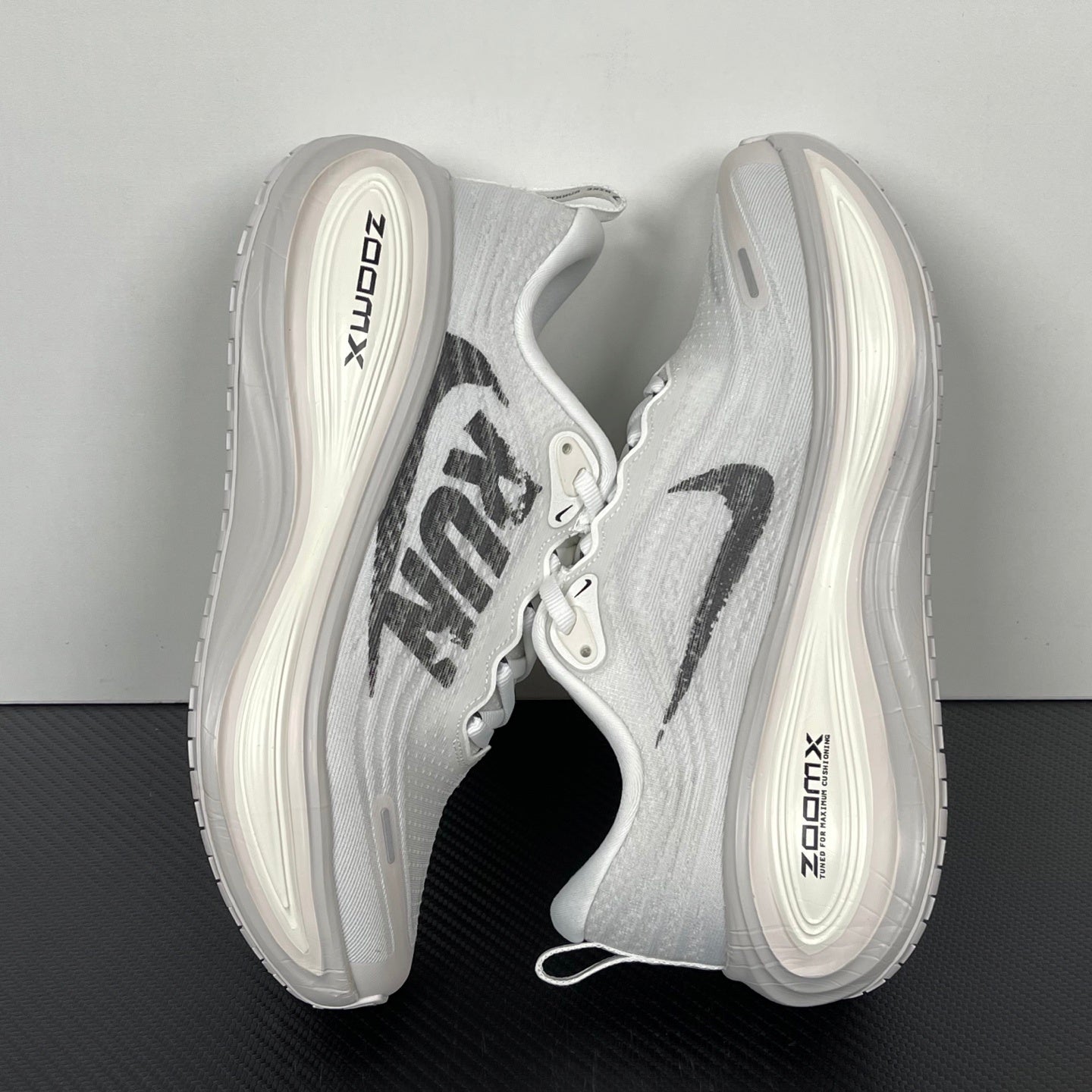 Nike Vomero 18 - White/Black "RUN"