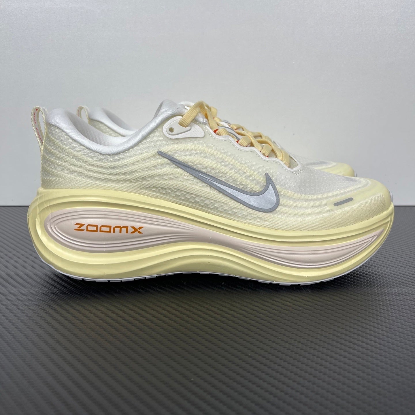 Nike Vomero 18 - Sail/Light Cream
